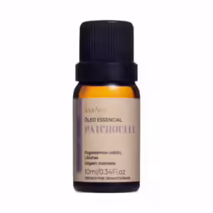 Foto ilustrativa do Óleo Essencial de Patchouli Via Aroma em um frasco de vidro âmbar com tampa preta, contendo 10ml do óleo essencial puro e natural.